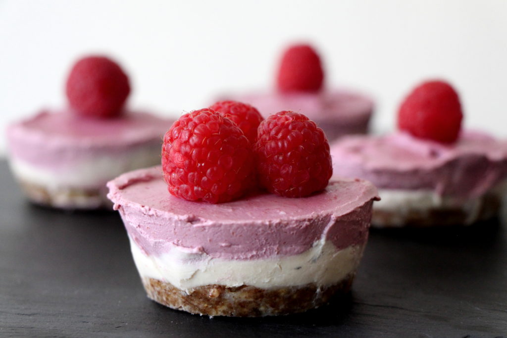 Raw raspberry cheesecake