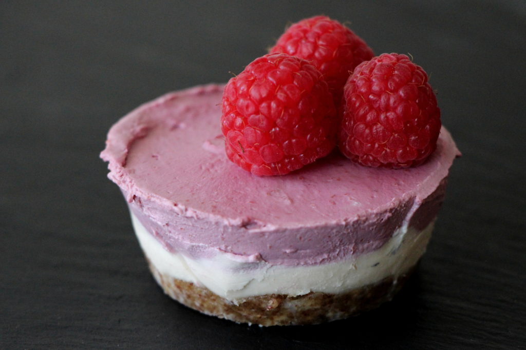 Raw raspberry cheesecake