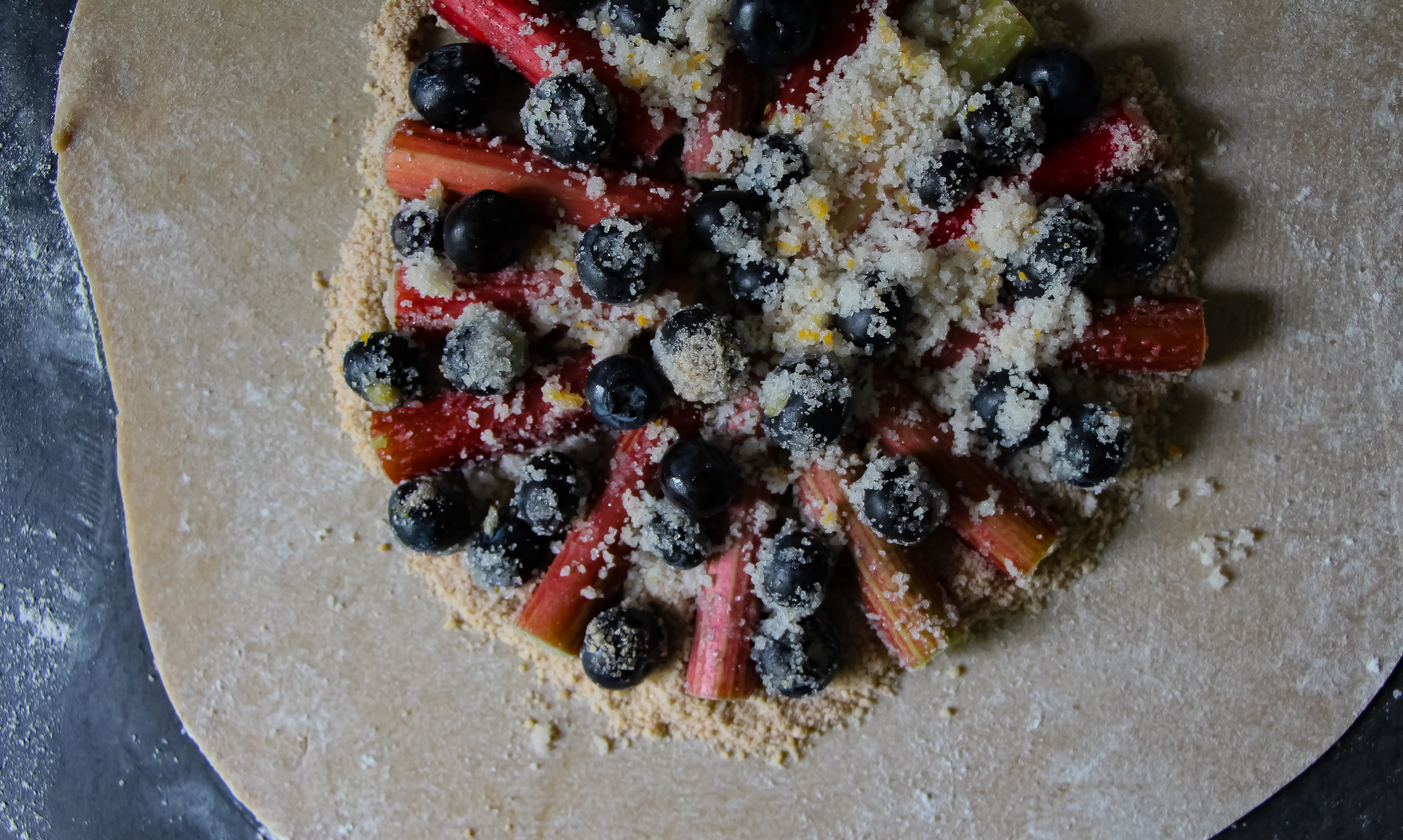 Rhabarber-Galette mit Blaubeeren