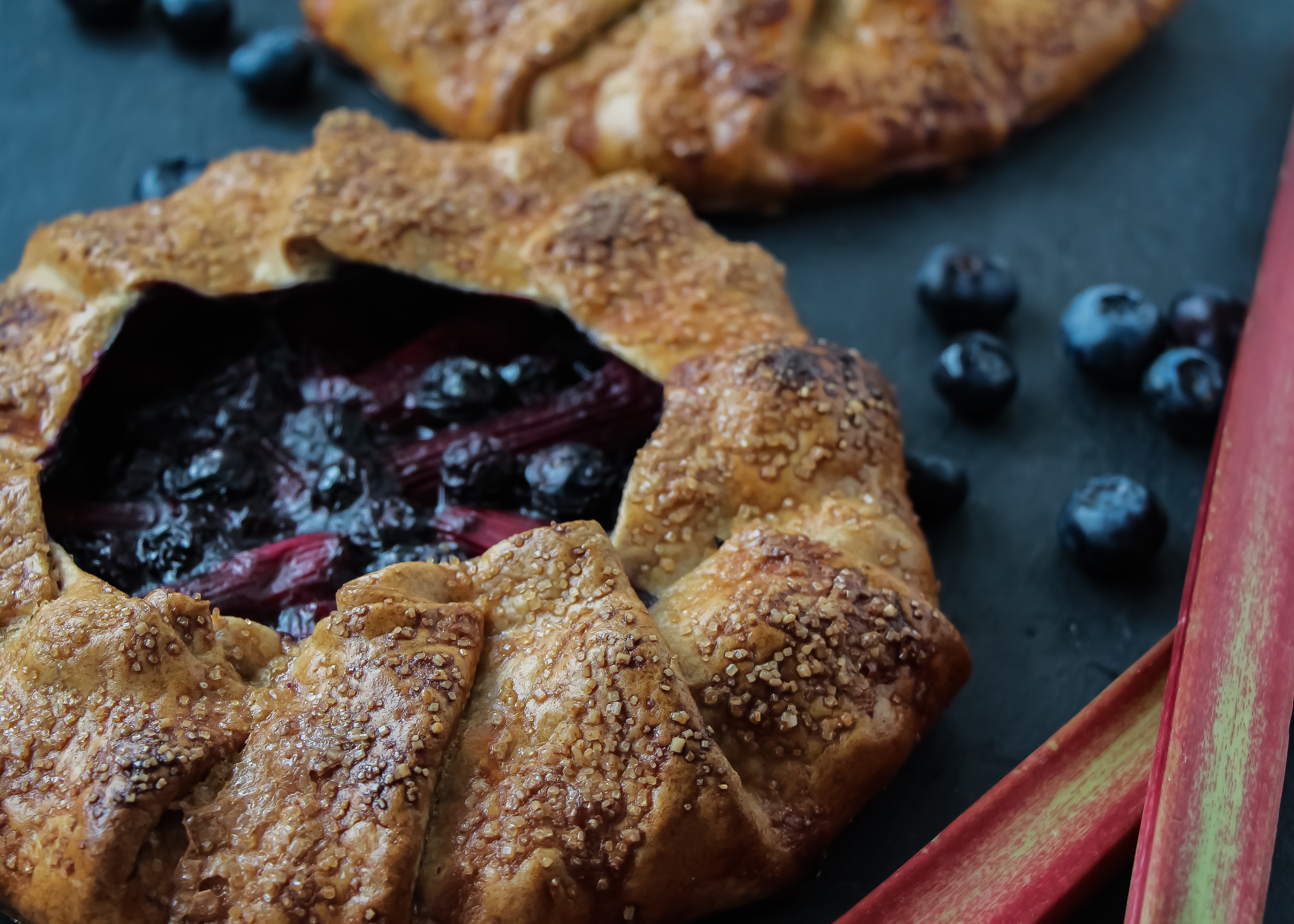 Rhabarber-Galette mit Blaubeeren