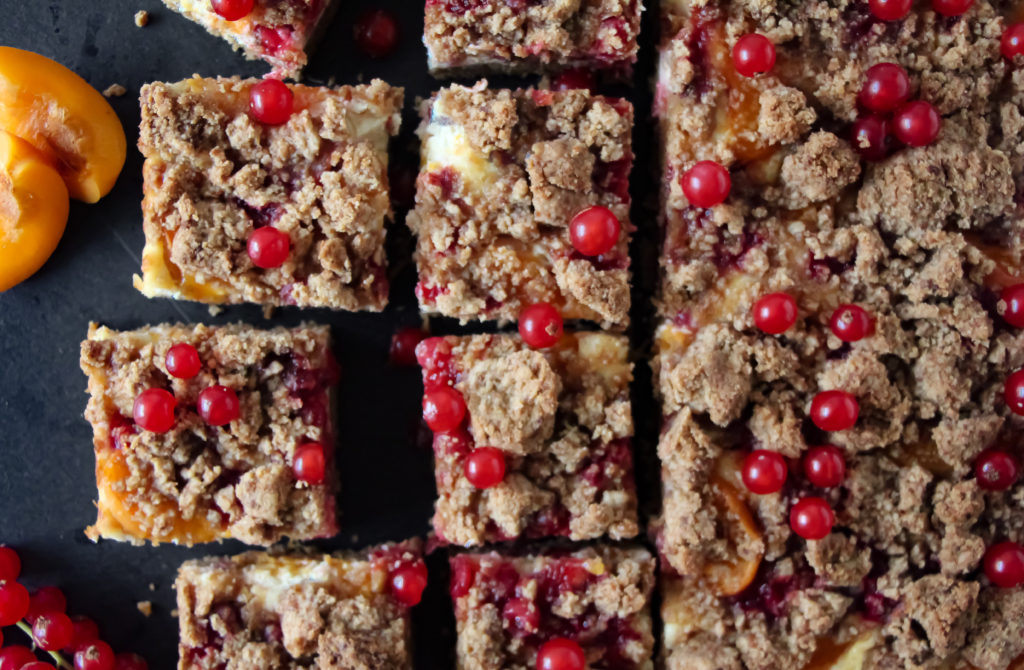 Streuselkuchen mit Johannisbeeren und Aprikosen