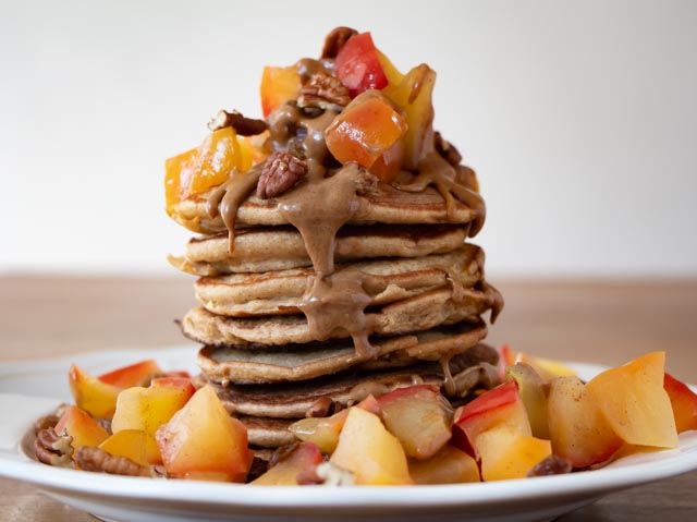 Glutenfreie Pancakes mit Apfel-Zimt-Kompott