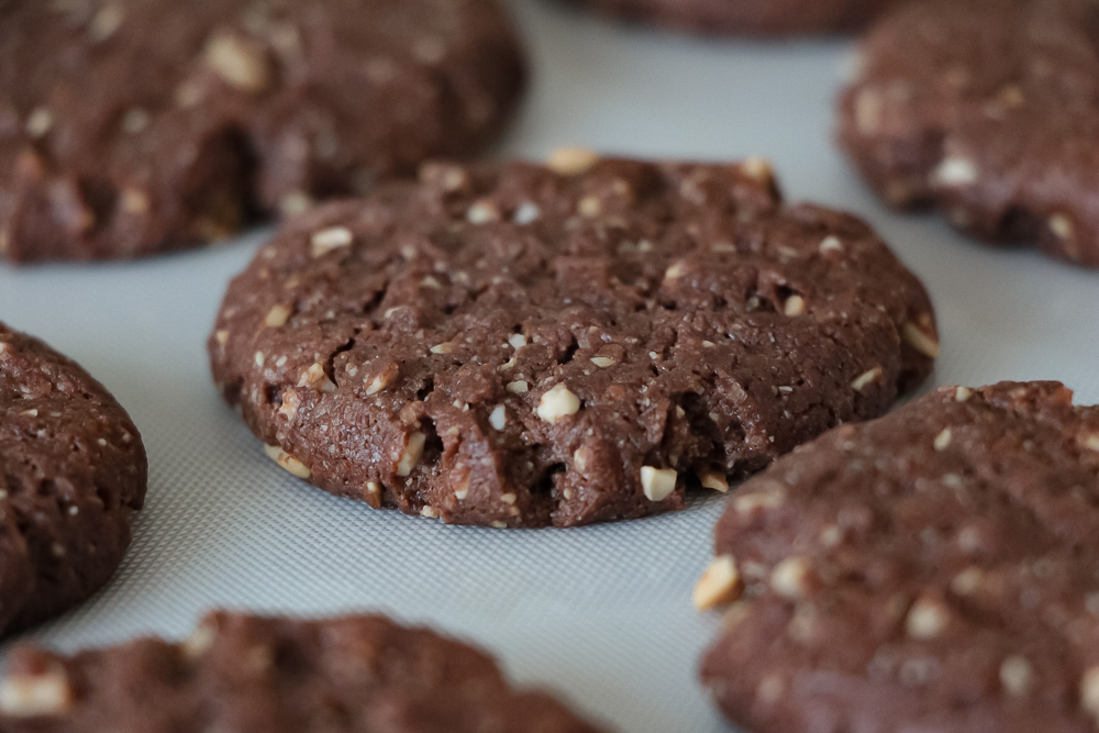 Vegane Schokokekse mit Erdnüssen