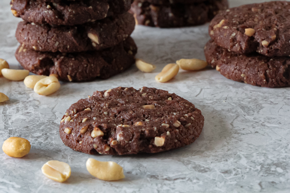 Vegane Schokokekse mit Erdnüssen